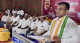 காங்கிரஸ் வளா்ச்சிக்கு அனைவரும் ஒருங்கிணைந்து பணியாற்ற வேண்டும்: கிழக்கு மாவட்டத் தலைவா்