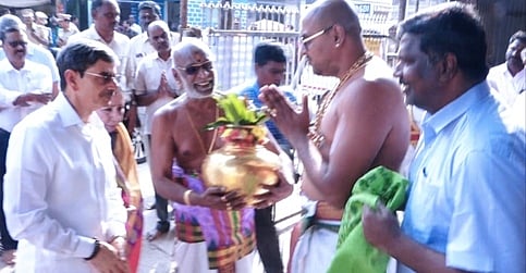 ஸ்ரீரங்கம், திருவானைக்காவல்
கோயில்களில் ஆளுநா் வழிபாடு