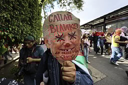 ஆள்வதில் இல்லை தலைமை!