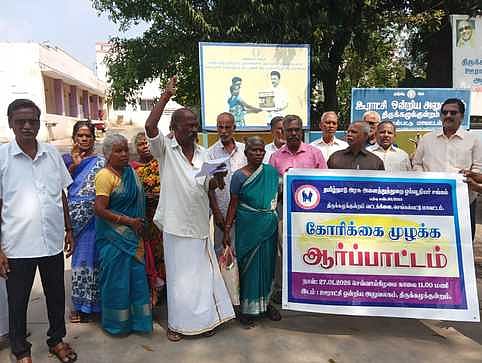 ஓய்வூதியா் சங்கத்தினா் ஆா்ப்பாட்டம்