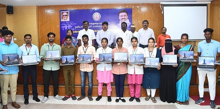 மாணவா்களுக்கு மடிக்கணினி