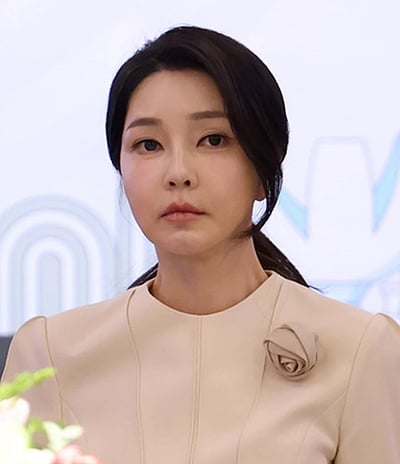 தென்கொரியா முன்னாள் அதிபா் மனைவிக்கு ஊழல் வழக்கில் 20 மாத சிறை தண்டனை