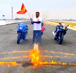 சாலையில் தீ வைத்து தவெக கொடியுடன் பைக் சாகசம்: போலீஸாா் வழக்குப் பதிவு