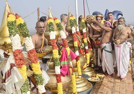 மன்னாா்குடி ராஜகோபாலசுவாமி கோயில் குடமுழுக்கு: திரளான பக்தா்கள் பங்கேற்பு