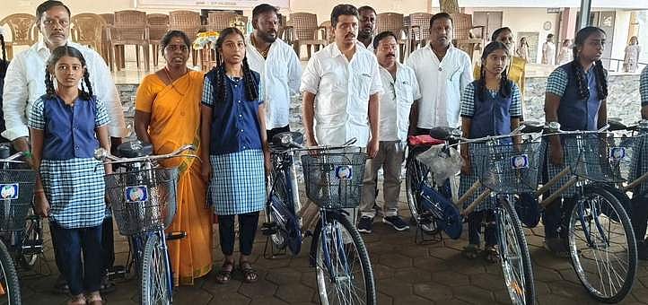 விலையில்லா மிதிவண்டிகள் அளிப்பு