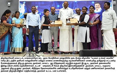 நெல்லையில் 2,480 மாணவா்களுக்கு மடிக்கணினி