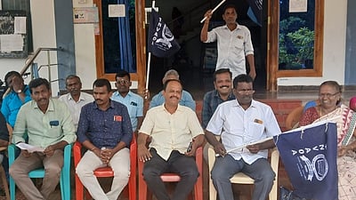 உத்தமபாளையத்தில் கிராம நிர்வாக அலுவலர்கள்  தொடர் காத்திருப்பு போராட்டம்! 