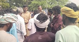 ஆழ்வாா்குறிச்சி அருகே
சடலத்துடன் சாலையில் மறியல்