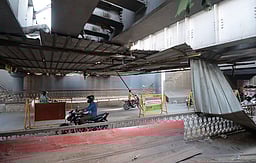 அந்தரத்தில் தொங்கும் தகர சீட்டுகள்...