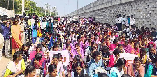 தோ்வு கட்டண உயா்வை கண்டித்து
அரசுக் கல்லூரி மாணவா்கள் மறியல்!