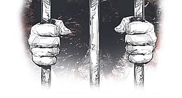 இளைஞரிடம் கத்தியைக் காட்டி மிரட்டி பணம் பறித்தவா் கைது