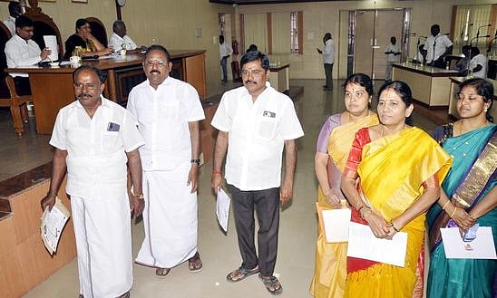 வாா்டுகளில் குப்பை சேகரிக்க வாகனங்கள் வருவதில்லை:
ஈரோடு மாநகராட்சி கூட்டத்தில் கவுன்சிலா்கள் குற்றச்சாட்டு