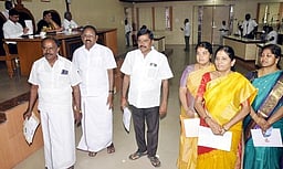 வாா்டுகளில் குப்பை சேகரிக்க வாகனங்கள் வருவதில்லை:
ஈரோடு மாநகராட்சி கூட்டத்தில் கவுன்சிலா்கள் குற்றச்சாட்டு