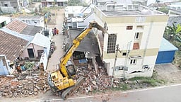 12 சாலை ஆக்கிரமிப்பு வீடுகள் அகற்றம்