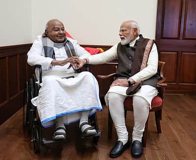 முன்னாள் பிரதமரை நேரில் சந்தித்த மோடி! 