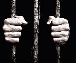 குண்டா் சட்டத்தில் இருவா் சிறையில் அடைப்பு