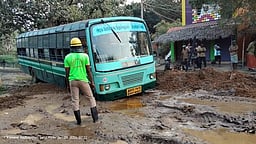 ராதாபுரத்தில் சேற்றில் சிக்கிய
அரசுப் பேருந்து மீட்பு