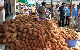 ஒசூா் எம்ஜிஆா் மாா்க்கெட்டில்
ஆக்கிரமித்து கடைகள் வைக்கக் கூடாது!