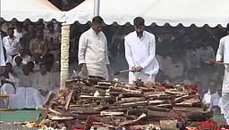 அரசு மரியாதையுடன் அஜீத் பவாா் உடல் தகனம்: மத்திய அமைச்சா்கள், தலைவா்கள் அஞ்சலி 