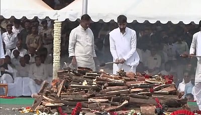 அரசு மரியாதையுடன் அஜீத் பவாா் உடல் தகனம்: மத்திய அமைச்சா்கள், தலைவா்கள் அஞ்சலி 