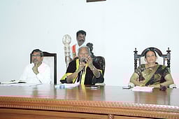 சேலம் மாநகராட்சிக் கூட்டம்: குடிநீா் பிரச்னையால் அமளி