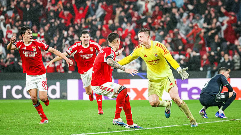 SL benfica team mates celebrated stoppage time Goal.