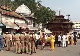 கும்பகோணம் காசி விசுவநாதா் கோயில் தேரடி வீதியில் ஆக்கிரமிப்புகள் அகற்றம்