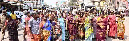 செல்லூா் தினசரி சந்தை 
வியாபாரிகள் சாலை மறியல்!