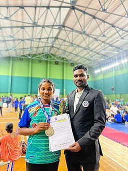 தேசிய விளையாட்டுப் போட்டி: 
சிலம்பம் பிரிவில் தங்கம் வென்ற நாமக்கல் மாணவி