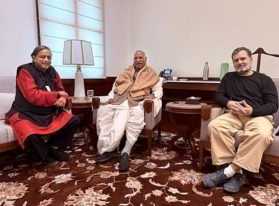 காா்கே, ராகுல் காந்தியுடன் சசி தரூா் சந்திப்பு: ஒருமித்த கருத்துடன் செயல்படுவதாக தகவல் 