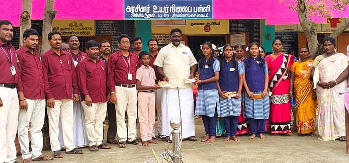 அரசுப் பள்ளி மாணவ, மாணவிகளுக்கு பாராட்டு