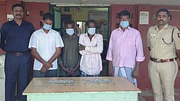 சிதம்பரத்தில் கள்ள ரூபாய் நோட்டுகளை
மாற்ற முயற்சி: 4 போ் கைது