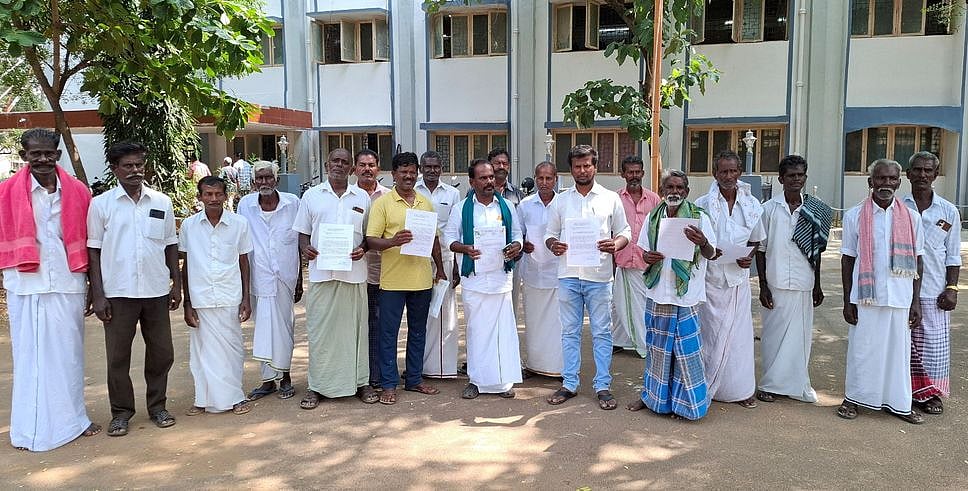 மானாமதுரை வட்டாட்சியா் மீது 
எஸ்.பி. அலுவலகத்தில் புகாா்