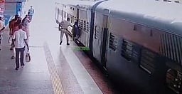 ஓடும் ரயிலில் இருந்து விழ இருந்த பெண்! ரயில்வே தலைமைக் காவலரால் மீட்பு!
