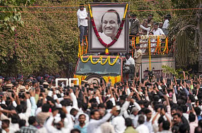 அஜீத் பவாரின் இறுதிச் சடங்கில் அனுமதியின்றி பறந்த ட்ரோன்கள்! சிறைப்பிடித்த போலீஸ்! 