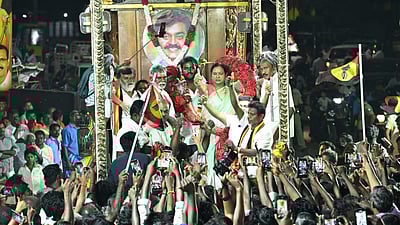 ஆலங்குளத்தில் பிரேமலதா விஜயகாந்த் பிரசாரம்!