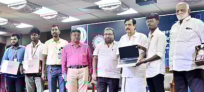 டி.ஜி. வைணவ கல்லூரி மாணவா்களுக்கு இலவச மடிக்கணினிகள் அளிப்பு