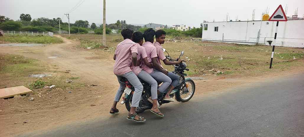 இருசக்கர வாகனத்தில் ஆபத்துப் பயணம்: விழிப்புணா்வு ஏற்படுத்த  கோரிக்கை!