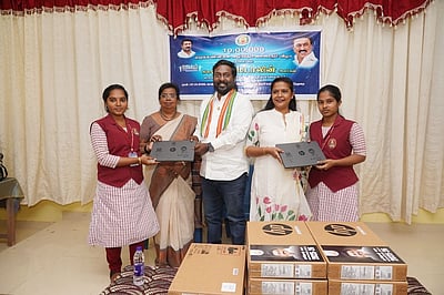 குழித்துறையில் கல்லூரி மாணவிகளுக்கு மடிக்கணினி: விஜய்வசந்த் எம்.பி. வழங்கினாா்!