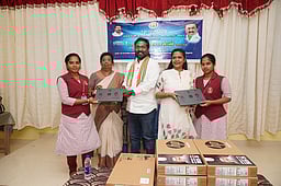 குழித்துறையில் கல்லூரி மாணவிகளுக்கு மடிக்கணினி: விஜய்வசந்த் எம்.பி. வழங்கினாா்!
