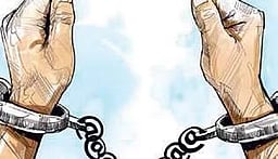 தொழிலாளிக்கு மிரட்டல்: 
இருவா் கைது