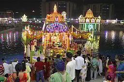 கோவிந்தராஜ சுவாமி தெப்போற்சவம்: ஸ்ரீகிருஷ்ணா் ஆண்டாளுடன் உலா