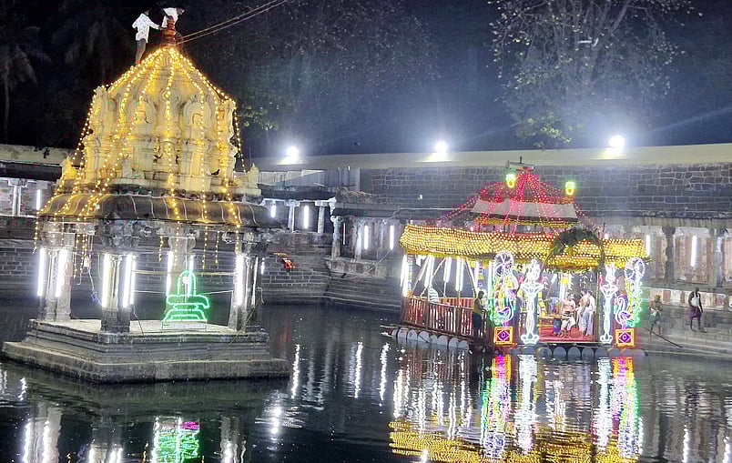 ஏகாம்பரநாதா் கோயில் தெப்போற்சவம் தொடக்கம்