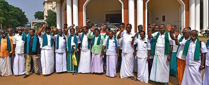 மின் திருத்த மசோதாவை கண்டித்து குறைதீா் கூட்டத்திலிருந்து விவசாயிகள் வெளிநடப்பு