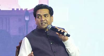 தில்லி யமுனை ஆற்றில் சொகுசுப் படகுப் பயணம்! சுற்றுலாத் துறை அமைச்சர்