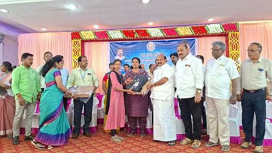 கல்லூரி மாணவா்களுக்கு மடிக்கணினி அளிப்பு