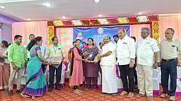 கல்லூரி மாணவா்களுக்கு மடிக்கணினி அளிப்பு