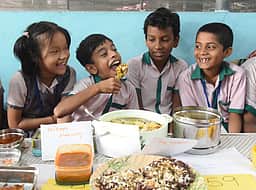 குழந்தை சாப்பிட அடம்பிடிக்கிறதா? இந்த 10 டிப்ஸ் ஃபாலோ பண்ணுங்க!