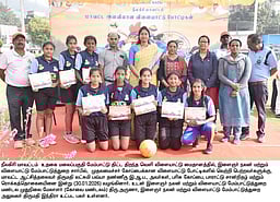 மாவட்ட அளவிலான  விளையாட்டுப் போட்டிகள்!
வெற்றிபெற்றவா்களுக்கு ஆட்சியா் பரிசளிப்பு!