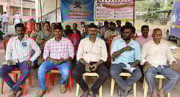 கிராம நிா்வாக அலுவலா்கள் தொடா் காத்திருப்பு போராட்டம்